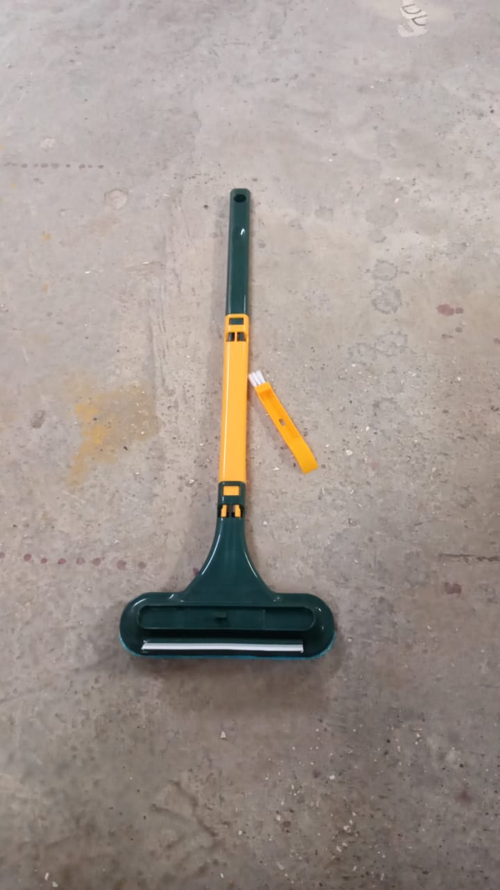 Small, handy window cleaner brush, ideal for cleaning glass and mesh with ease. Small, handy window cleaner brush, ideal for cleaning glass and mesh with ease.
